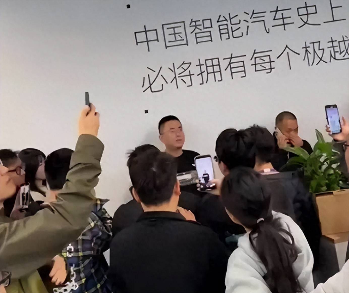 多家车企争抢极越员工，极越CEO最新发声：感谢！极越员工称“大部分人没有签署离职协议”！欠款问题仍未解决，有供应商准备起诉