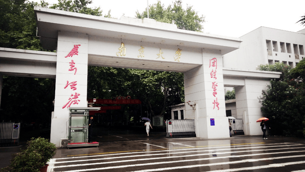 金陵体育：转让控股子公司金陵材料60%股权