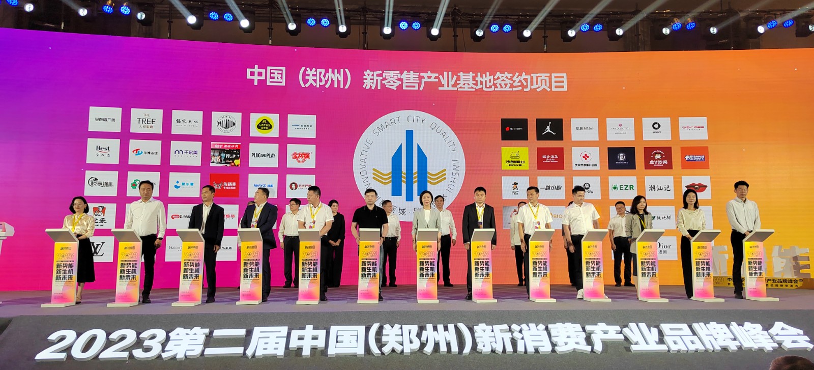 太突然！成立24年的知名品牌宣布“资不抵债，停止经营”！员工当天还在正常直播，公司总部大门紧闭，有项目经理：没想到还没结算就出事