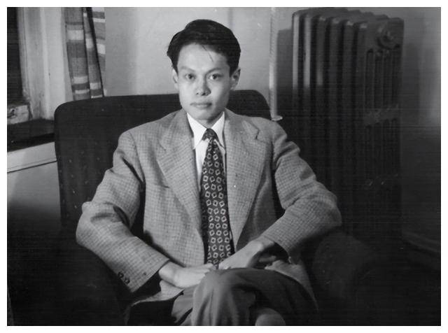 现场｜“他是我们中国人的榜样” 从清华园到四古巷，各界共缅杨振宁