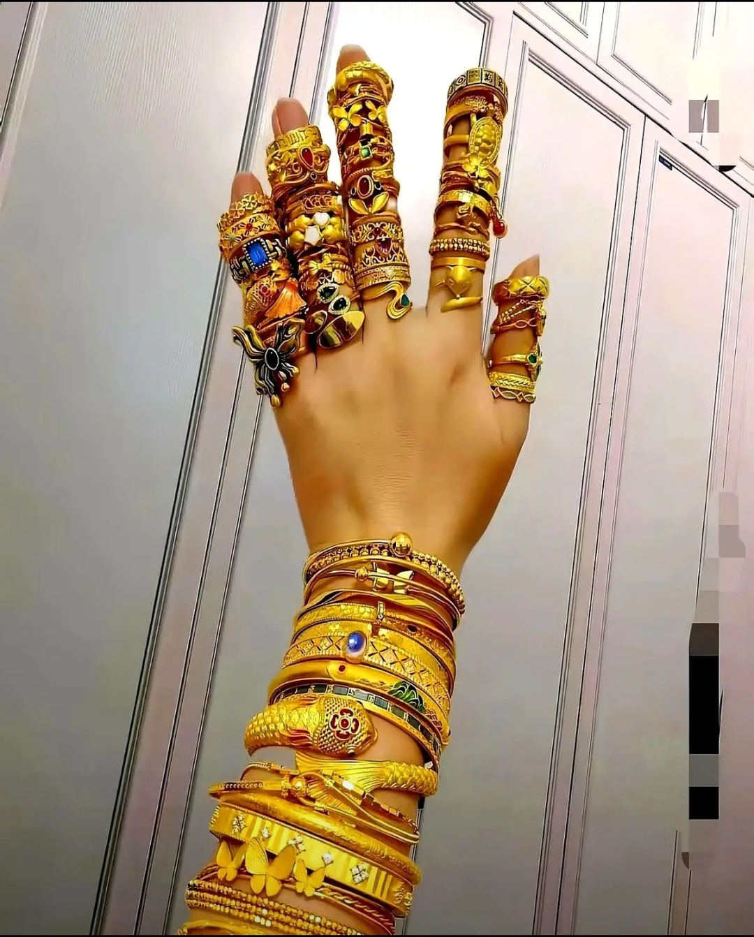 金价突然大跌，投资群炸锅，“死多头”也顶不住了：一下子把我砸醒！是反转还是调整？专家解读