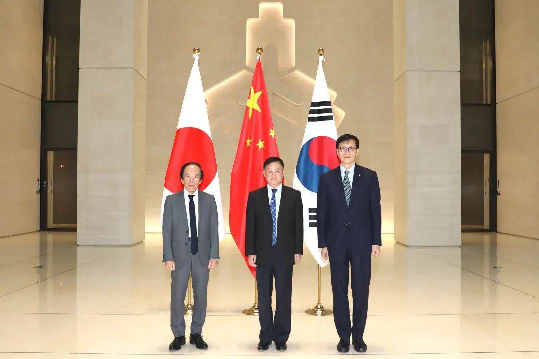 中国人民银行行长潘功胜会见斯洛文尼亚副总理兼财政部长博什特扬契奇