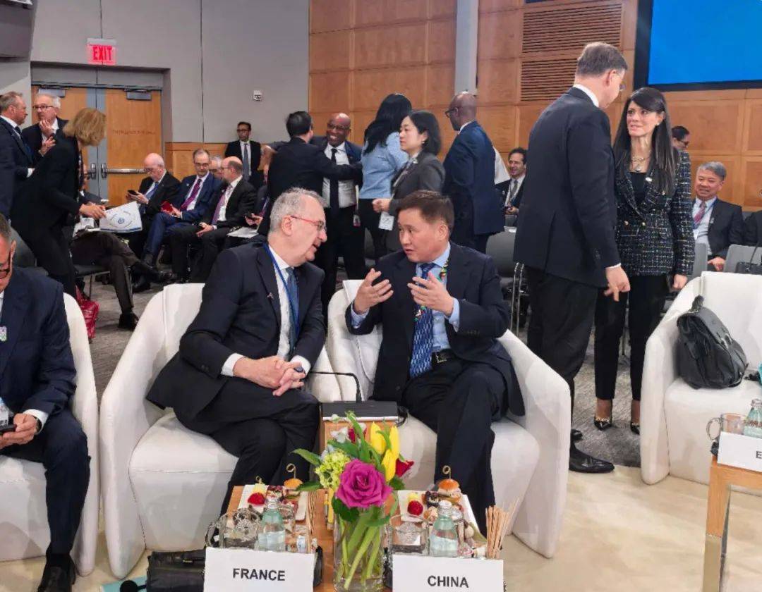 中国人民银行行长潘功胜会见相关国家高级官员和金融机构高管