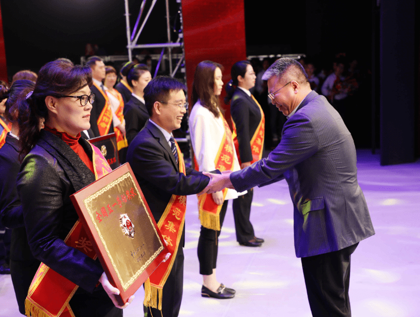 全国五一劳动奖表彰大会在京召开，美团骑手池崇注作为代表发言