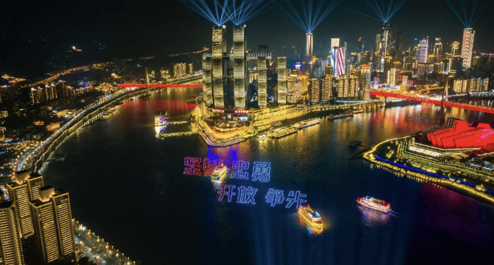 实探丨“五一”新顶流！科技旅游走红，机器人、无人机成新潮风景线