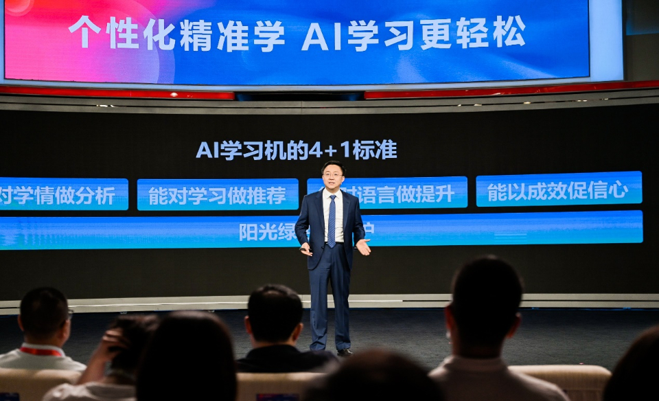 从“凭经验”到“靠数据”：讯飞和光推动养猪业迈入大模型智能时代——跨界翻译一线经验，让养殖智慧变成可复制算法