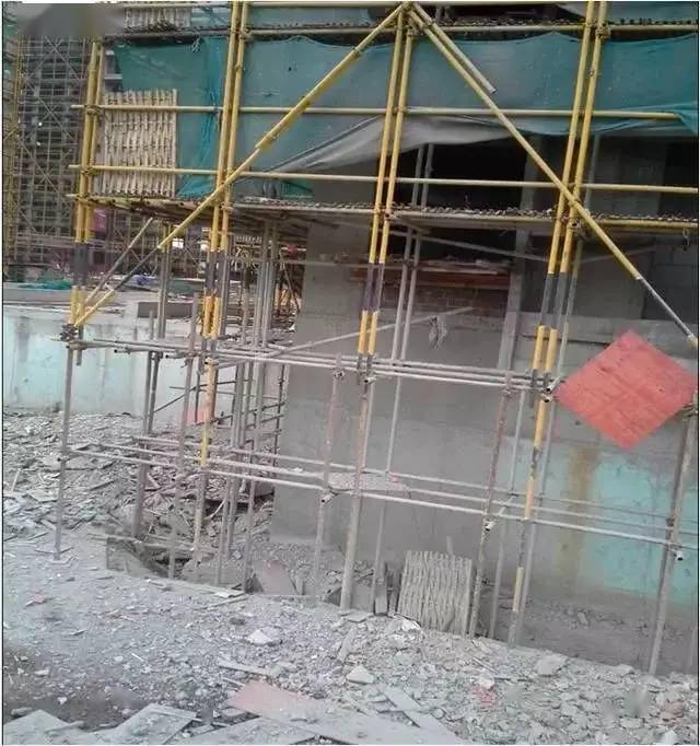 京东上海总部大楼“歪”了？官方通报：涉事工地已停工，工程项目经理：部分脚手架外架扭曲变形，主体结构未受影响