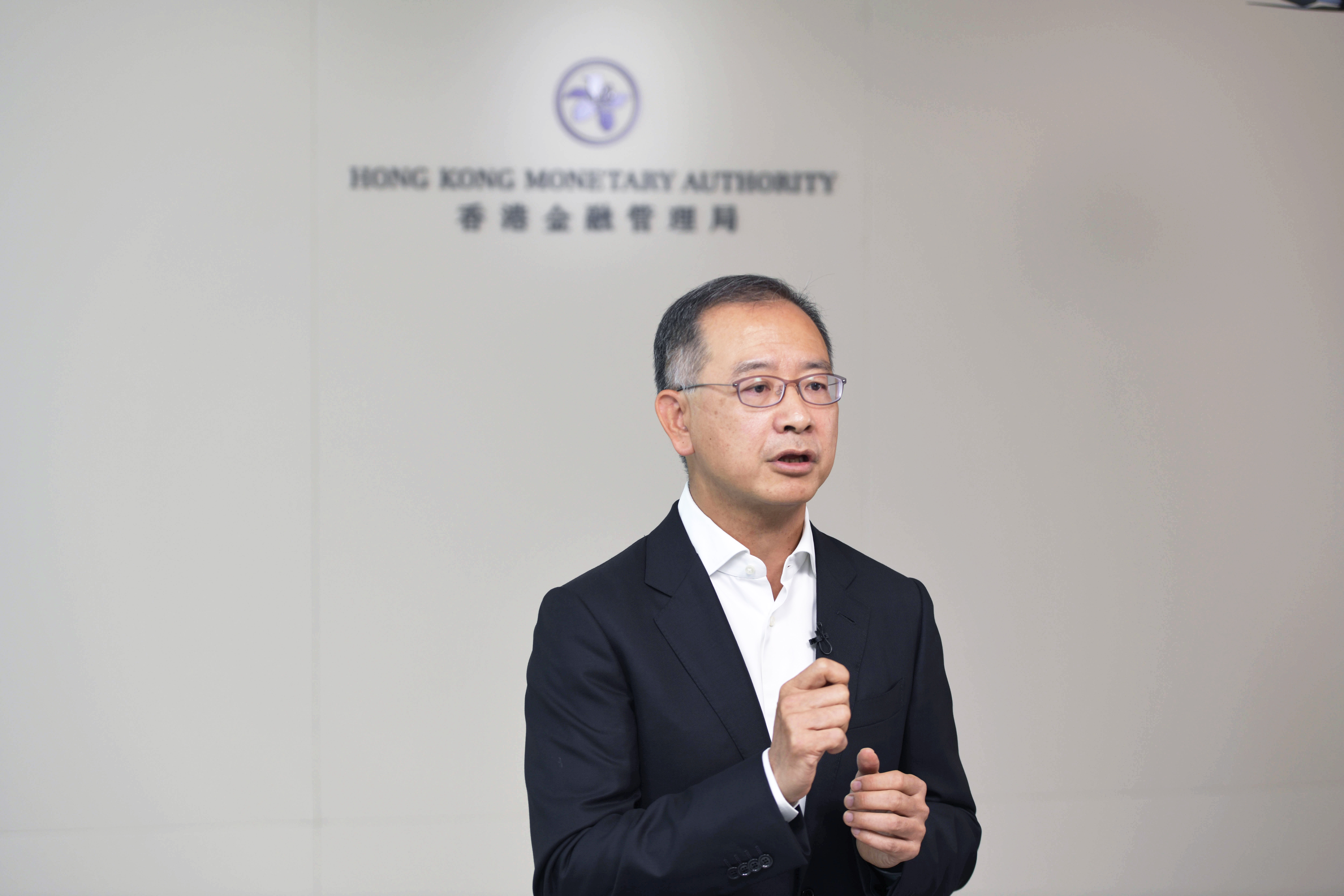 “两个市场都在涨”！香港金管局余伟文最新发声：香港金融桥梁角色将更重要